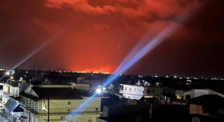 Φωτιά στην Ηλεία ορατή στα χωριά της Αχαΐας: Ο κατακόκκινος ουρανός έβγαλε τους κατοίκους από τα σπίτια τους