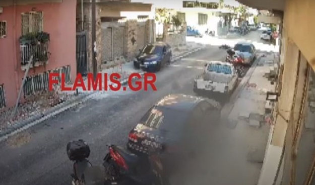 Πάτρα: Αυτοκίνητο παραβίασε στοπ και «τίναξε» δικυκλιστή στον αέρα – Καρέ καρέ η σφοδρή σύγκρουση