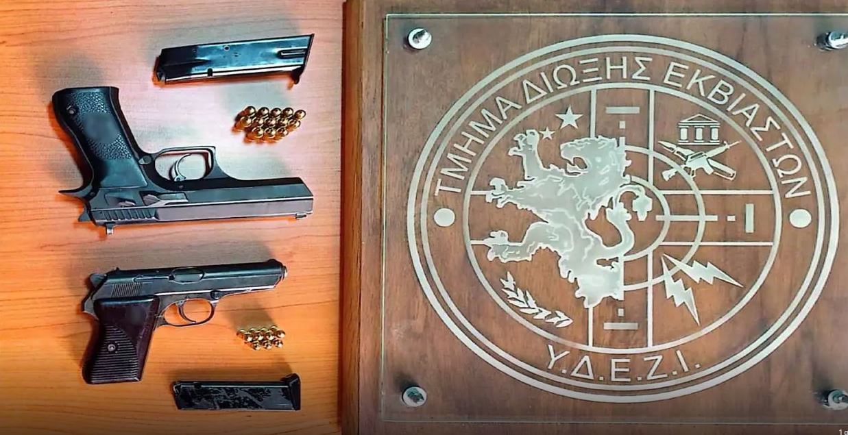 Πειραιάς: Παλιοί γνώριμοι των αρχών συνελήφθησαν με όπλα έξω από κλαμπ – Το ένα είχε κλαπεί από αυτοκίνητο αστυνομικού