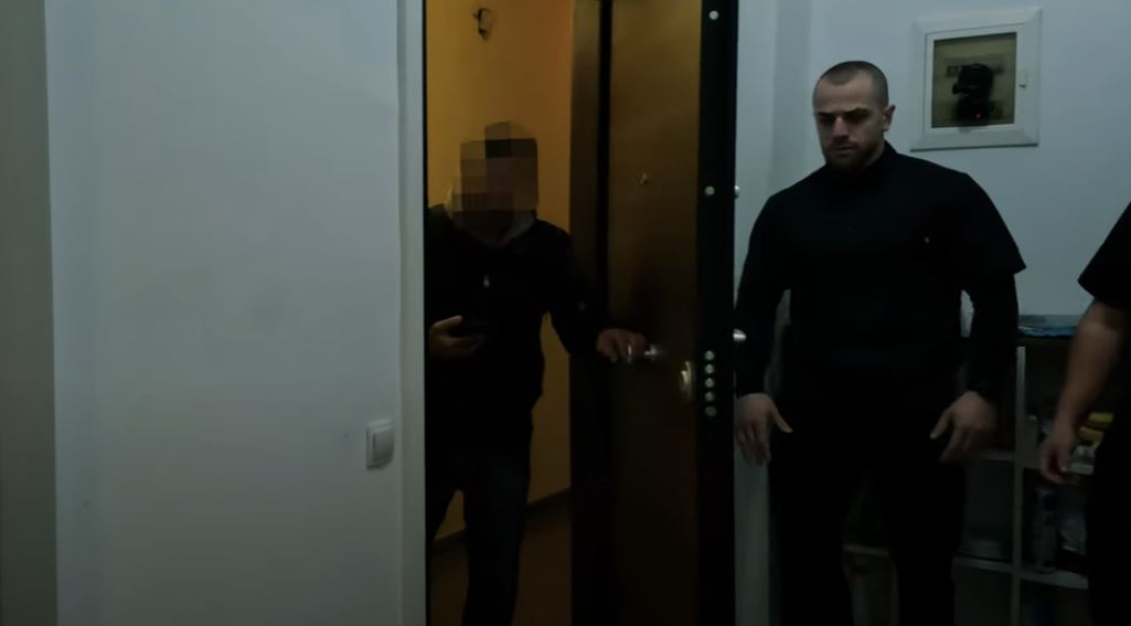 Πειραιάς: Έρευνα διέταξε η ΕΛ.ΑΣ. για το βίντεο με την σύλληψη του 43χρονου που παρενοχλούσε ανήλικη