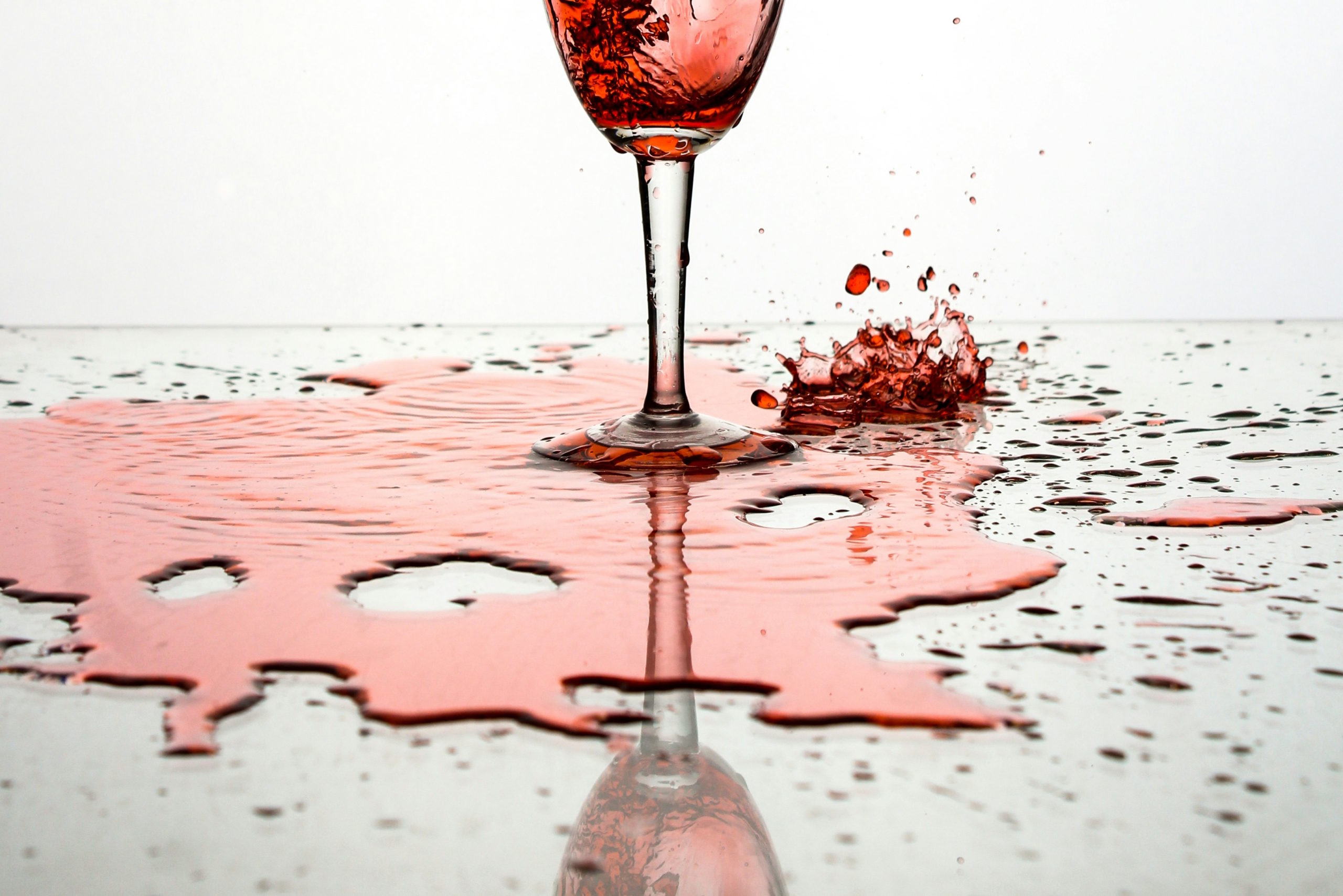 Απαλλαγείτε από τους λεκέδες στις γυάλινες επιφάνειες μέσα σε λίγα λεπτά με ένα απλό υλικό