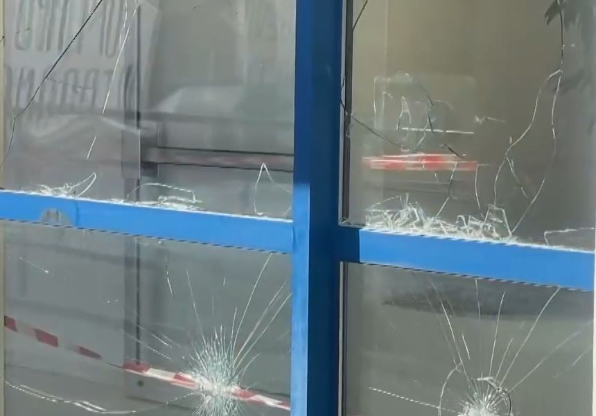 Πολυτεχνείο: Νέα καταδρομική επίθεση από περίπου 15 άτομα – Εκφόβισαν υπαλλήλους και έσπασαν τζαμαρίες