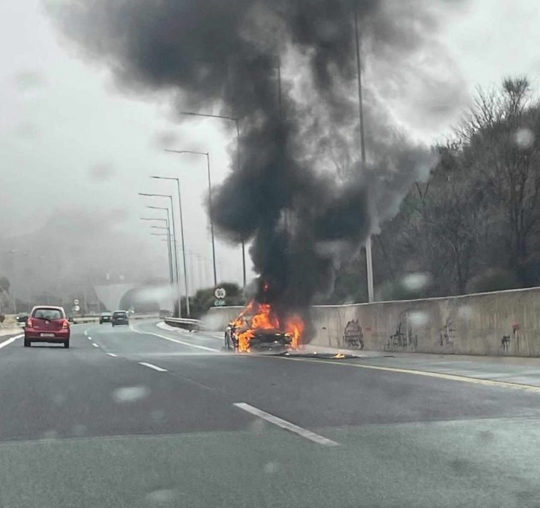Porsche παραδόθηκε στις φλόγες στην Εγνατία Οδό – ΦΩΤΟ