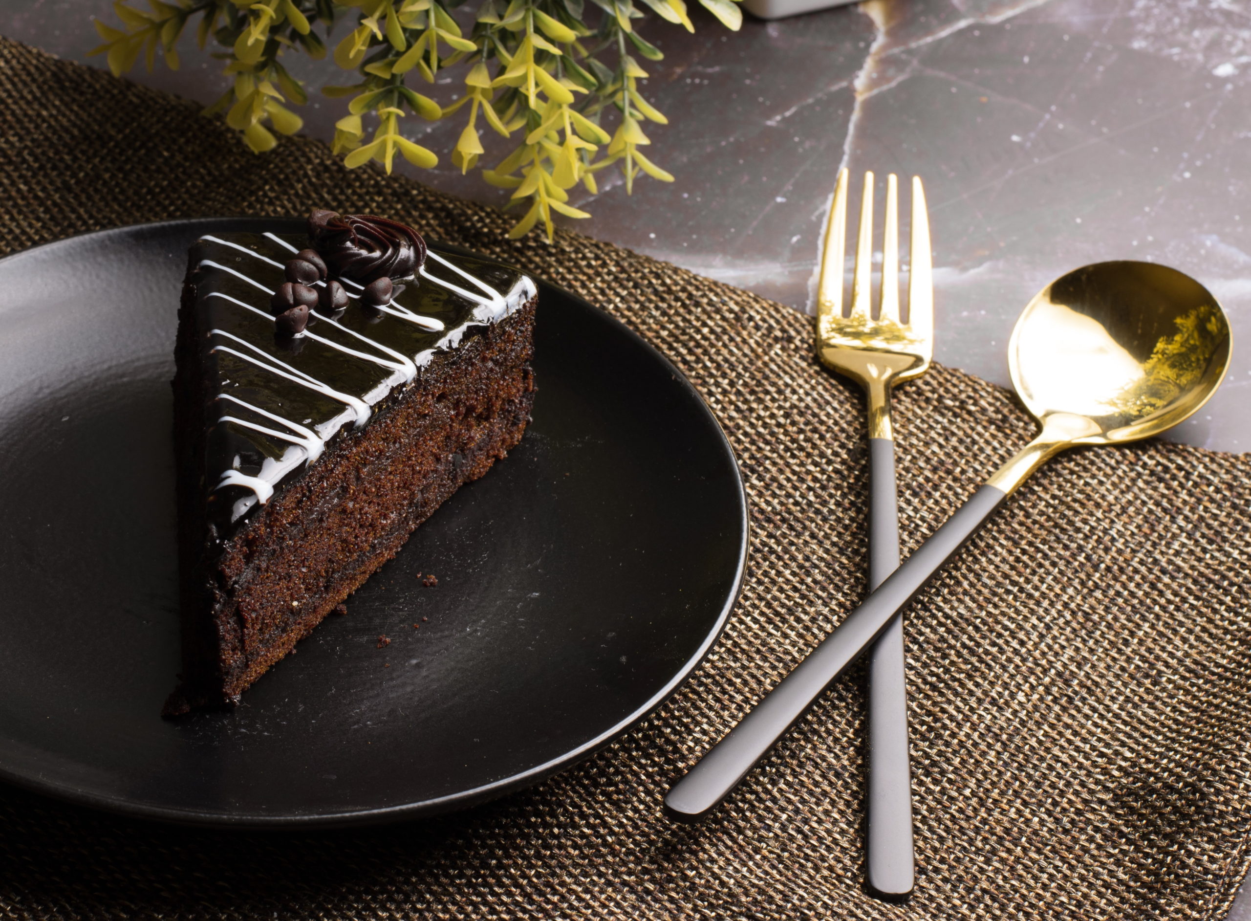 Κέικ με στρώσεις από μους σοκολάτας χωρίς αλεύρι: Μια απολαυστική και γρήγορη συνταγή