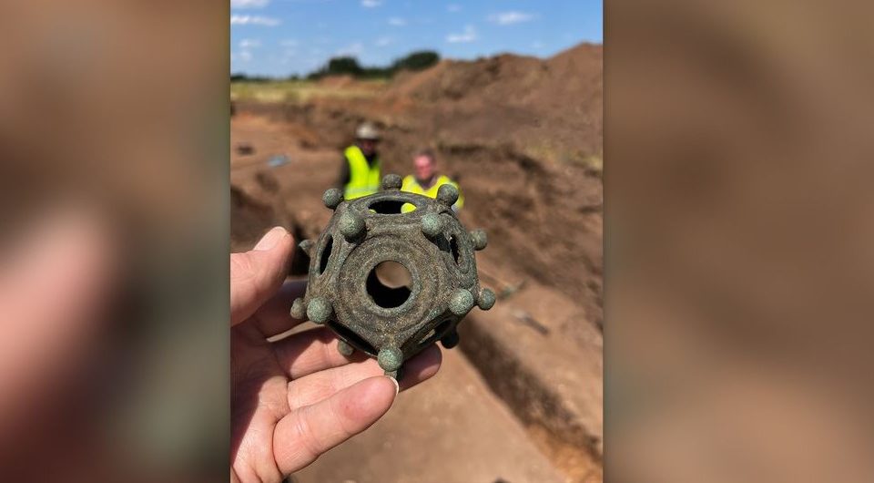 Το χάλκινο αντικείμενο είναι μεγάλο για ένα ρωμαϊκό δωδεκάεδρο.