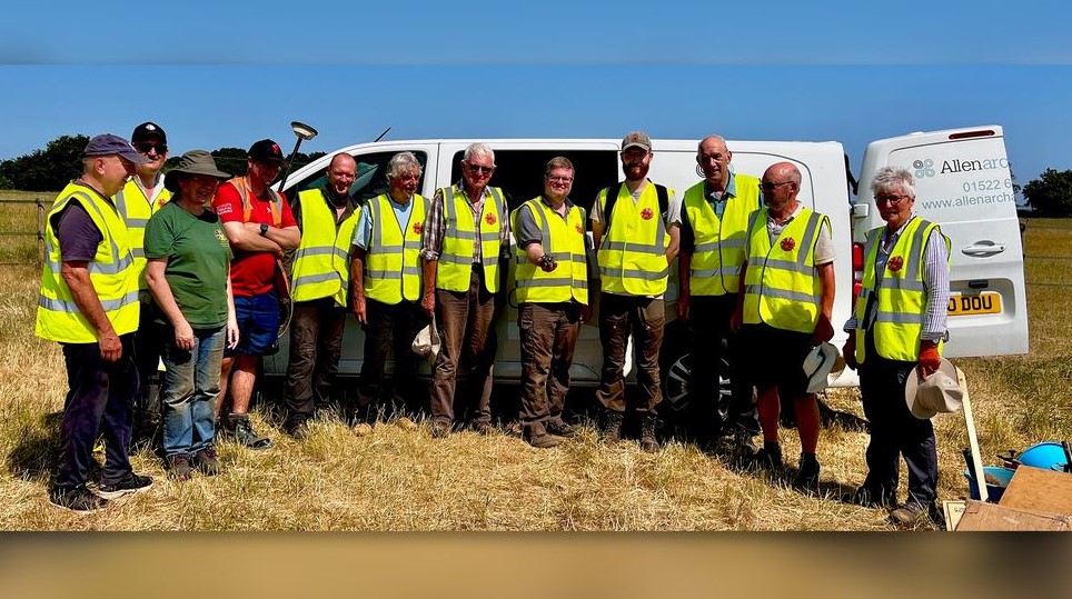 Το αντικείμενο βρέθηκε σε μια τάφρο που έσκαψε μια αρχαιολογική ομάδα ντόπιων εθελοντών. 