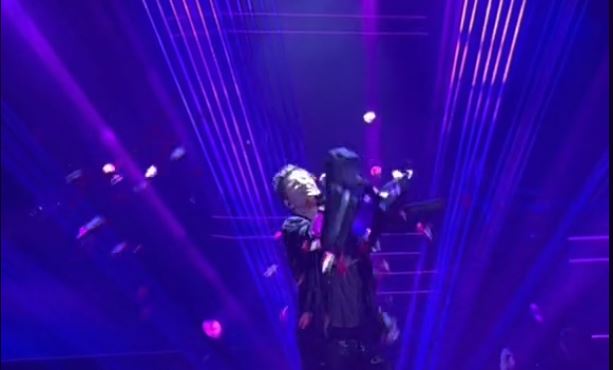 Σάκης Ρουβάς: Πανέρια με λουλούδια «προσγειώνονται» στο πρόσωπό του – Η αντίδραση του τραγουδιστή