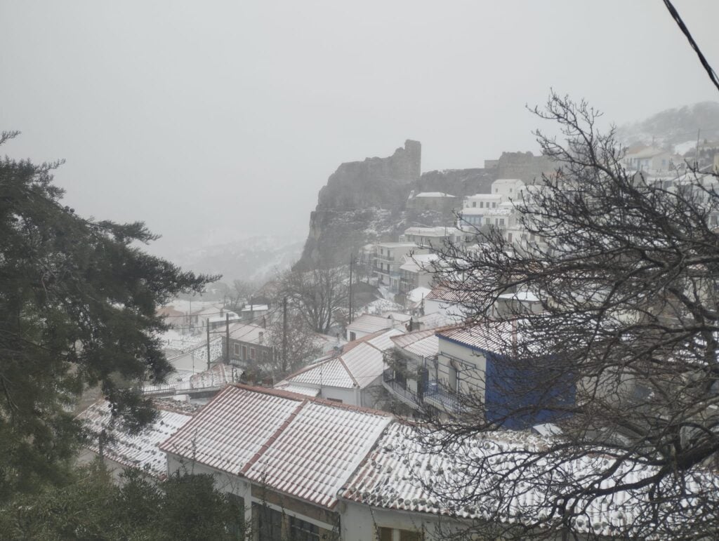 Έβρος: Στα λευκά και η Σαμοθράκη – Κλειστά τα σχολεία αύριο στο νησί – ΦΩΤΟ και ΒΙΝΤΕΟ