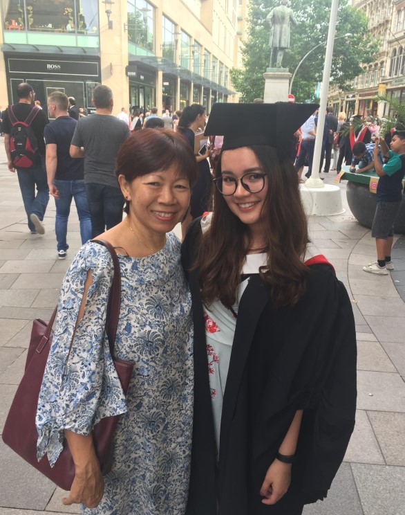Η Σάρα Σμιθ στην τελετή αποφοίτησης της με την μητέρα της. 