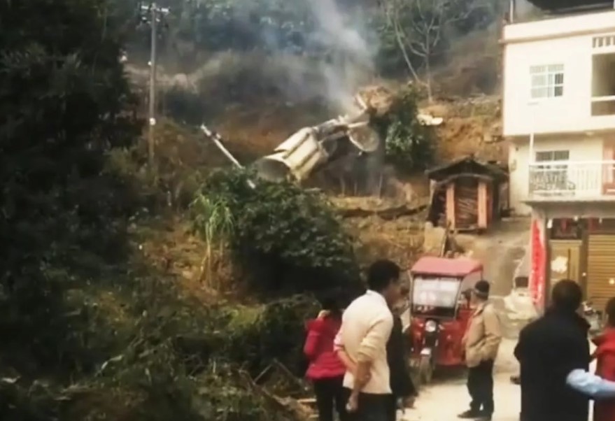 Ανατριχιαστικά βίντεο: Συντρίμμια πυραύλου έπεσαν σε κατοικημένη περιοχή της Κίνας