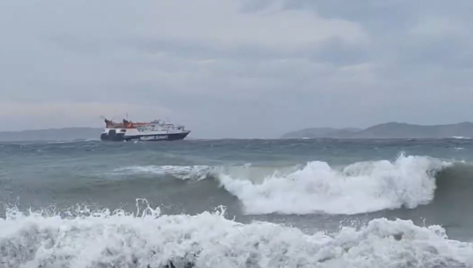 Σκόπελος: «Μάχη» με τα κύματα δίνει πλοίο κατά την αναχώρησή του – Εντυπωσιακό ΒΙΝΤΕΟ