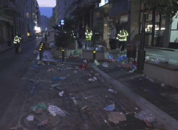 Θεσσαλονίκη: Απέραντος σκουπιδότοπος το κέντρο μετά το πρωτοχρονιάτικο γλέντι – Μάζεψαν 60 τόνους απορριμμάτων