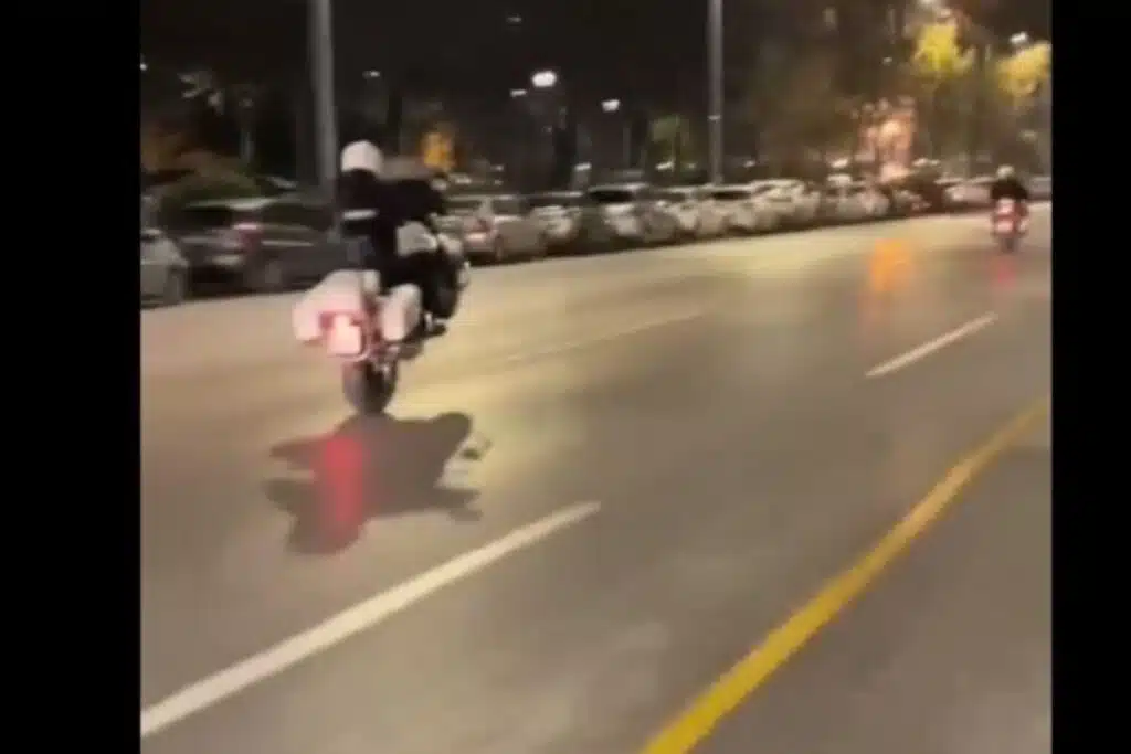 Θεσσαλονίκη: Σάλος με βίντεο που δείχνει αστυνομικό να κάνει σούζα με τη μηχανή του