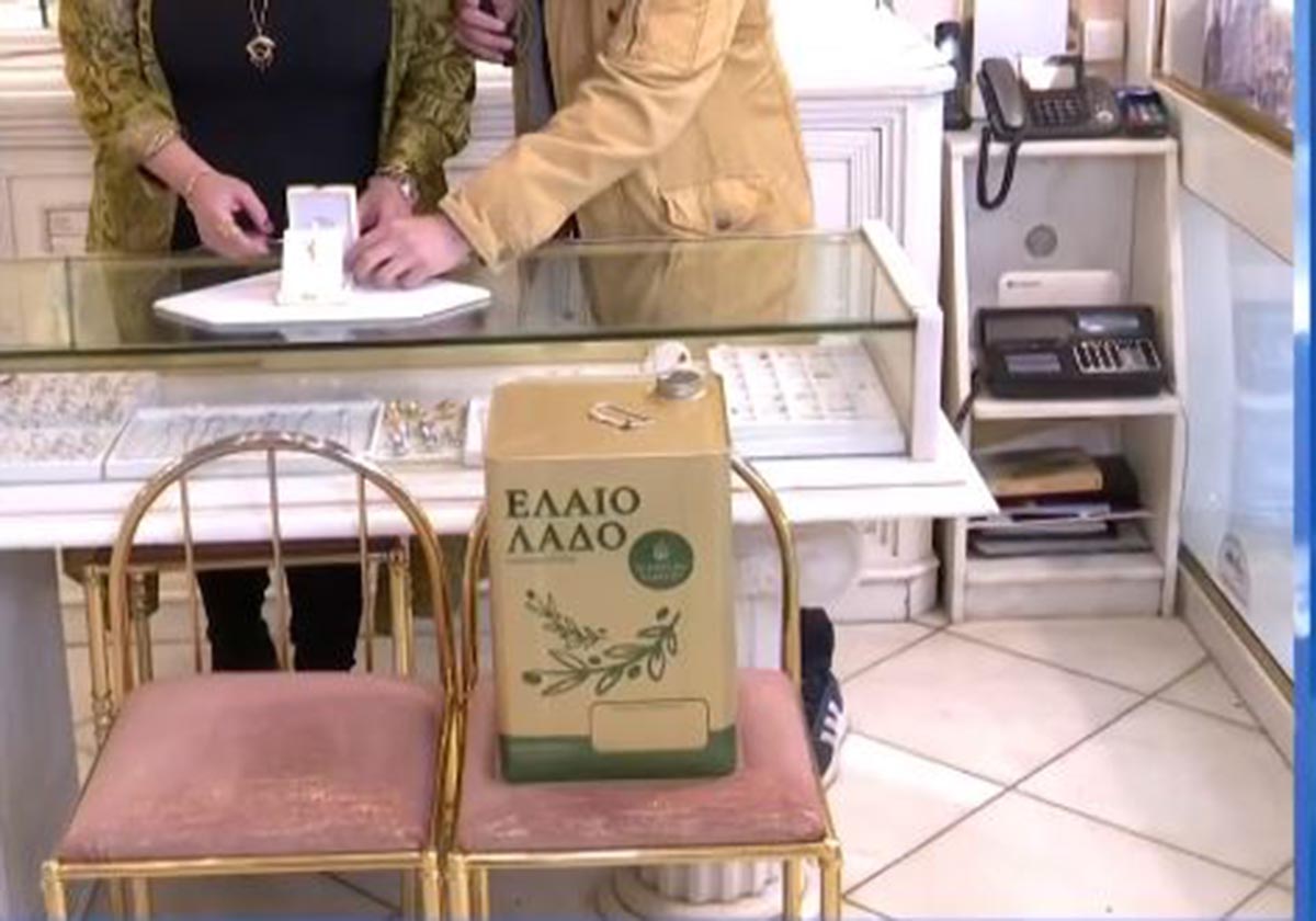 Ηλικιωμένος πήγε να αγοράσει σταυρό και πλήρωσε με έναν τενεκέ λάδι