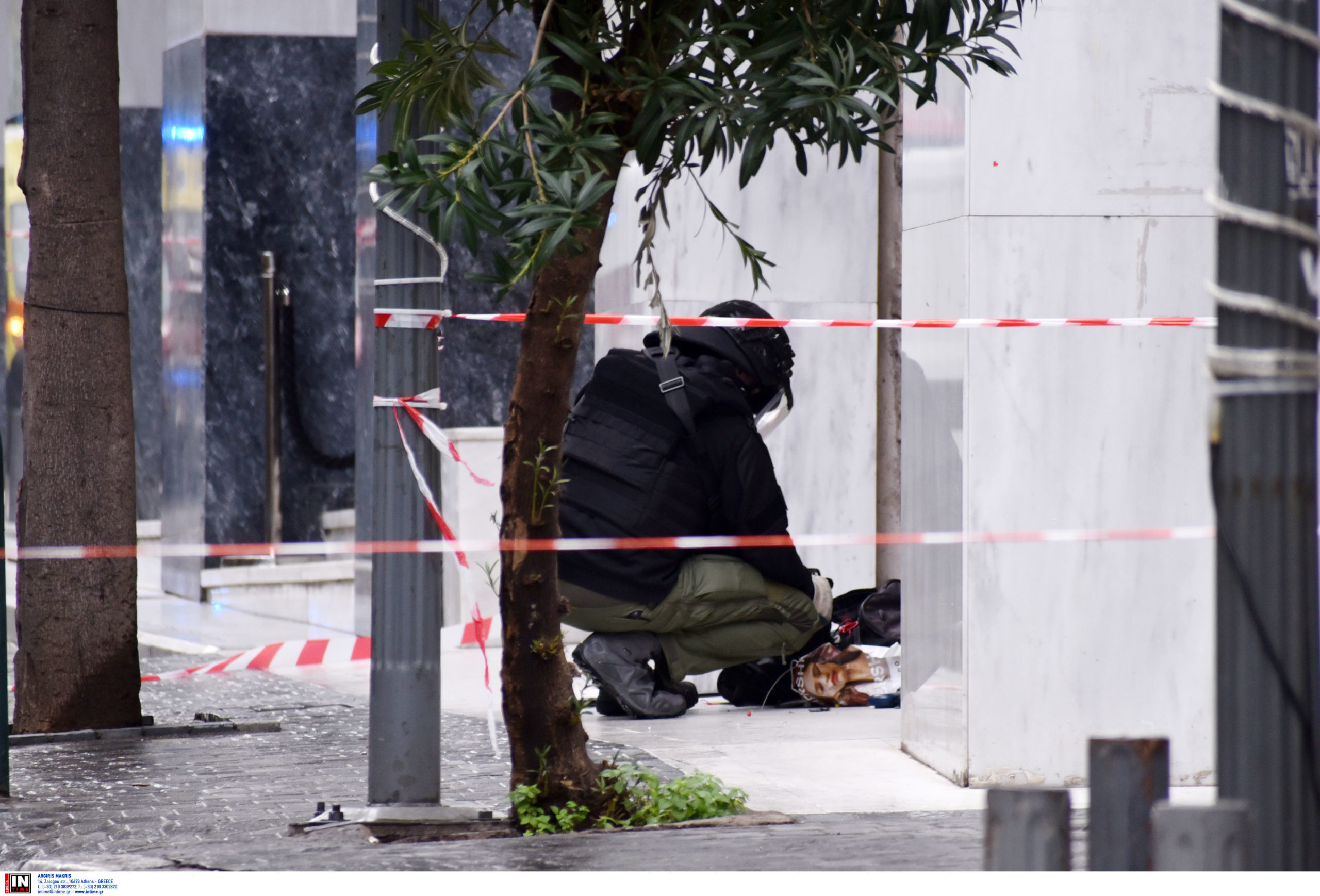 Μητροπόλεως: Λήξη συναγερμού για την ύποπτη βαλίτσα – Δείτε ΦΩΤΟ από την κινητοποίηση της ΕΛ.ΑΣ.