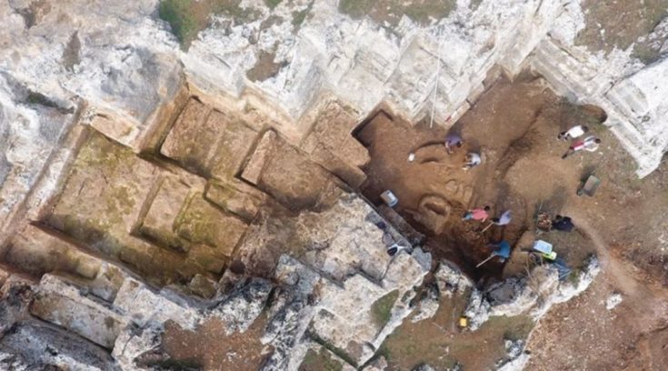 Στη διάρκεια της αρχαιολογικής ανασκαφής που πραγματοποιείται στην περιοχή στην περιοχή Kulp του Ντιγιαρμπακίρ στη νοτιοανατολική Τουρκία, αποκαλύφθηκε νεκροταφείο με τους τάφους 54 παιδιών, ηλικίας 0 έως 6 ετών.