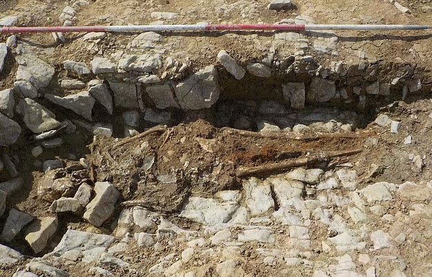 Μία από αυτές τις 4 ταφές προκαλεί επιπλέον ερωτήματα στους αρχαιολόγους. 