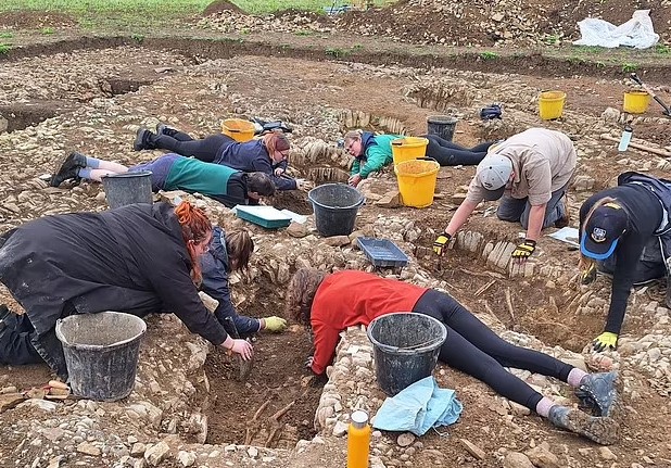 Η ομάδα των επιστημόνων ελπίζει ότι ανακαλύψει περισσότερα για τις ζωές των ανθρώπων στο νεκροταφείο μέσω χημικών αναλύσεων στα στοιχεία.