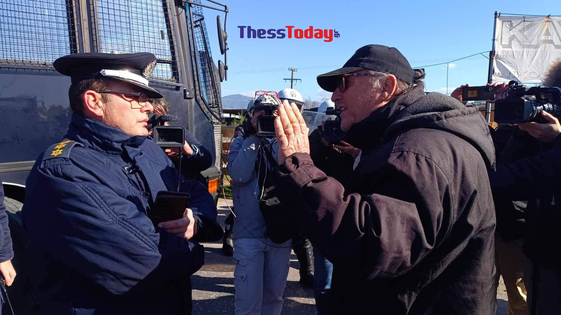 Θεσσαλονίκη: Φραγμός της ΕΛ.ΑΣ. σε δεκάδες τρακτέρ – Αντιδράσεις από τους αγρότες