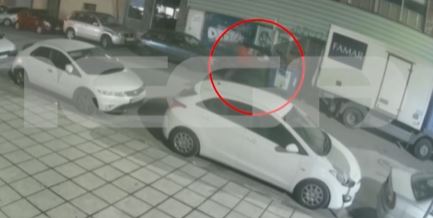 Δολοφονία 41χρονης εγκύου: Ο σύντροφος της και ο φίλος του πετούν σακούλα με προσωπικά αντικείμενα της Γεωργίας – ΒΙΝΤΕΟ ντοκουμέντο