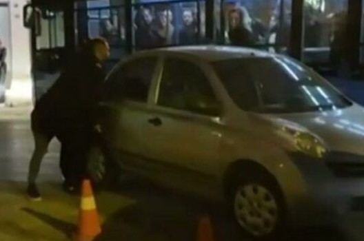 Θεσσαλονίκη: Σήκωσαν στα χέρια αυτοκίνητο για να περάσει λεωφορείο – ΒΙΝΤΕΟ