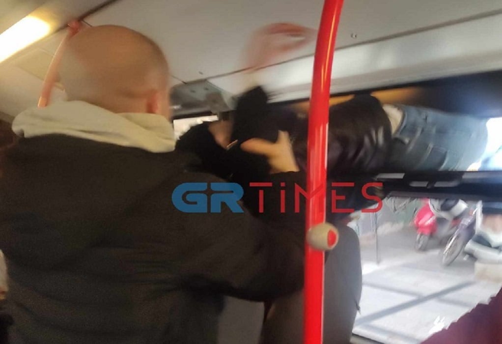Θεσσαλονίκη: «Πορτοφολού» την… κοπάνησε από το παράθυρο λεωφορείου – ΒΙΝΤΕΟ σοκ