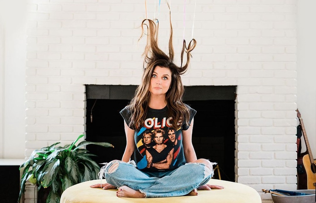 Η Tiffani Thiessen γιορτάζει τα 50ά γενέθλιά της ποζάροντας μόνο με ένα σεντόνι