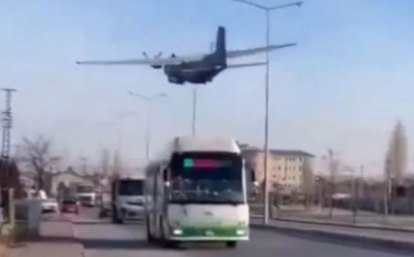 Τουρκία: Τρομακτική αναγκαστική προσγείωση από στρατιωτικό αεροσκάφος – Πέρασε ξυστά από αυτοκίνητο – ΒΙΝΤΕΟ