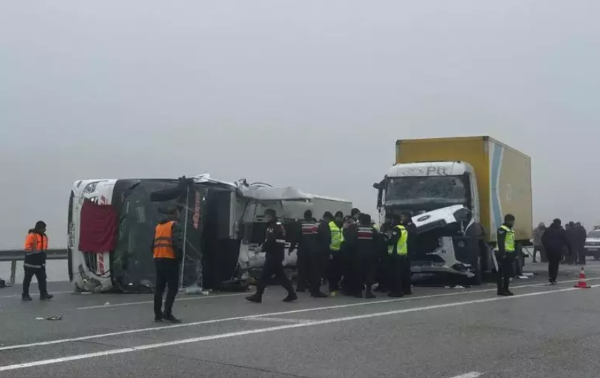 Tουρκία: Σφοδρή σύγκρουση φορτηγού με λεωφορείο – Τουλάχιστον 4 νεκροί και 36 τραυματίες