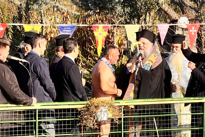 Θεοφάνια – Τρίκαλα: Έπιασε τον Σταυρό για την κόρη του που βγήκε ζωντανή από τα Τέμπη – ΒΙΝΤΕΟ και ΦΩΤΟ