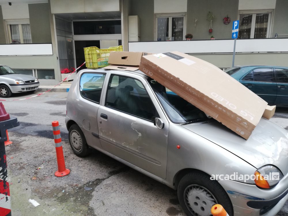 Τρίπολη: Οδηγός στάθμευσε παράνομα σε κεντρικό δρόμο – Τον «τιμώρησαν» με καφάσια και χαρτόκουτα