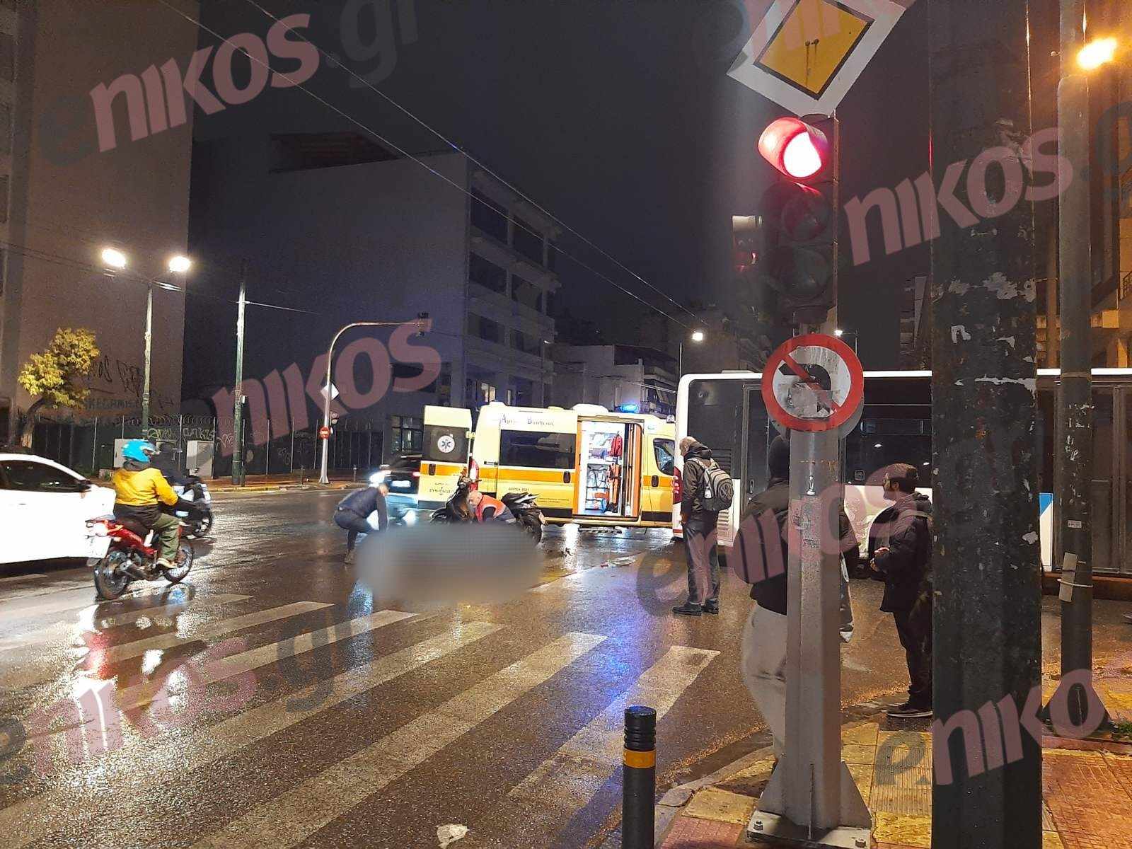 Τροχαίο στον Κολωνό – Μηχανή συγκρούστηκε με λεωφορείο – ΦΩΤΟ αναγνώστη