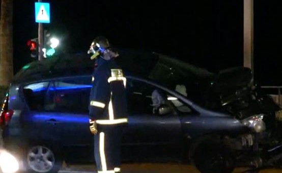 Τροχαίο στη Λεωφόρο Ποσειδώνος: Οδηγός έχασε τον έλεγχο και έπεσε πάνω στις μπάρες – ΒΙΝΤΕΟ