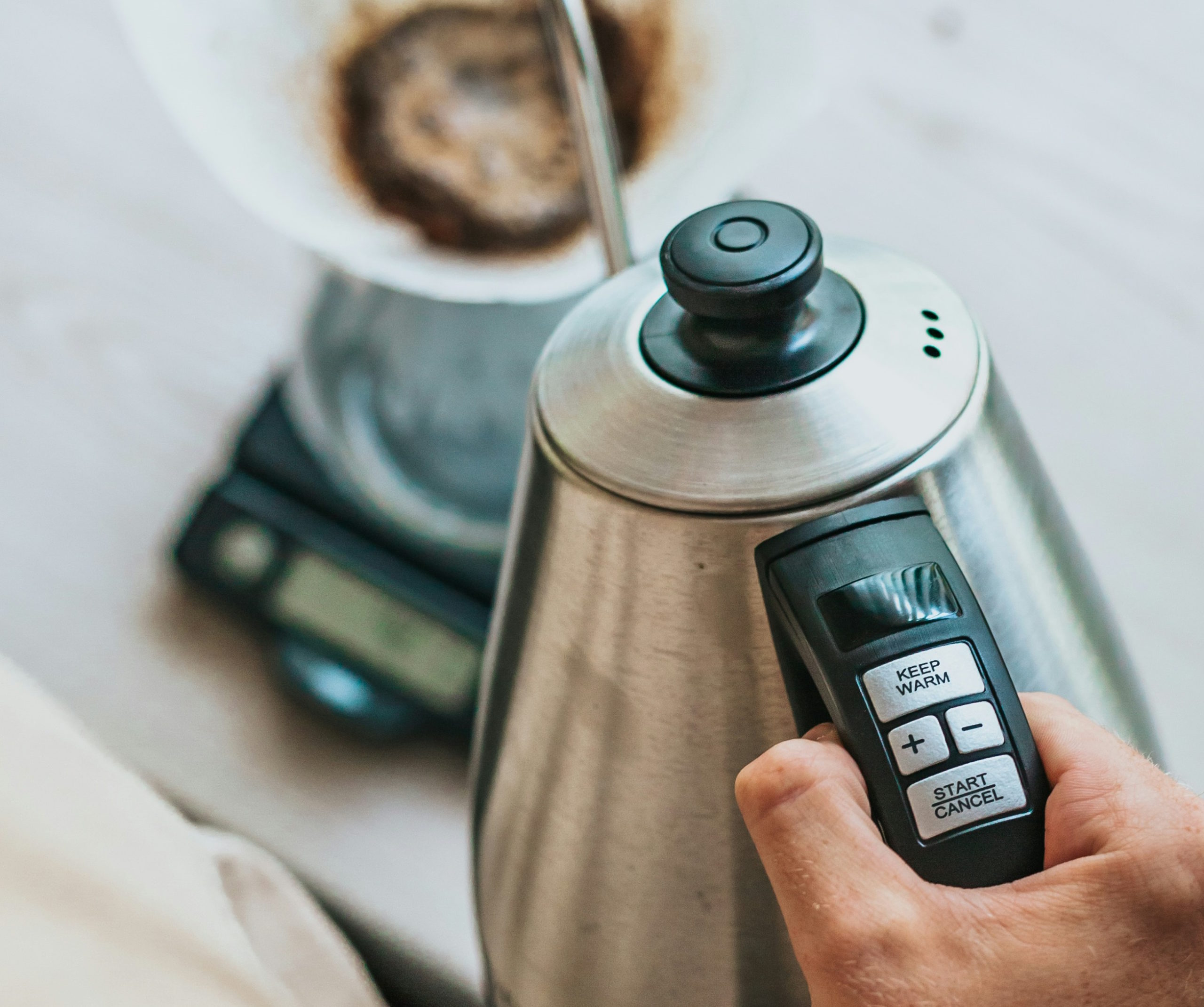 Μάλλον καθαρίζετε υπερβολικά τον βραστήρα σας – Ο σωστός τρόπος για να τον διατηρήσετε καθαρό και λειτουργικό