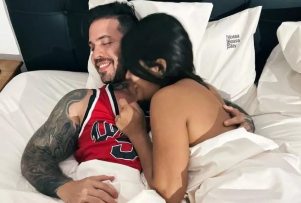 Ο Άρθουρ Ούρσο με μία από τις συντρόφους του.