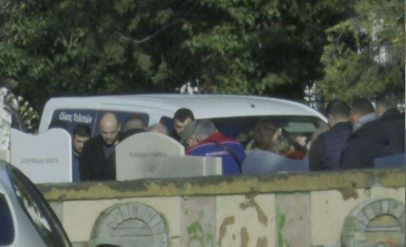 Βέροια: Σε κλίμα οδύνης η κηδεία του βρέφους – Συγγενείς δεν επέτρεψαν στον πατέρα του να παραστεί στην εκκλησία