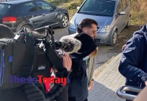 Βέροια: Με σκυμμένο το κεφάλι η 37χρονη που σκότωσε το βρέφος της – «Ντροπή σου» φώναζαν έξω από τα δικαστήρια