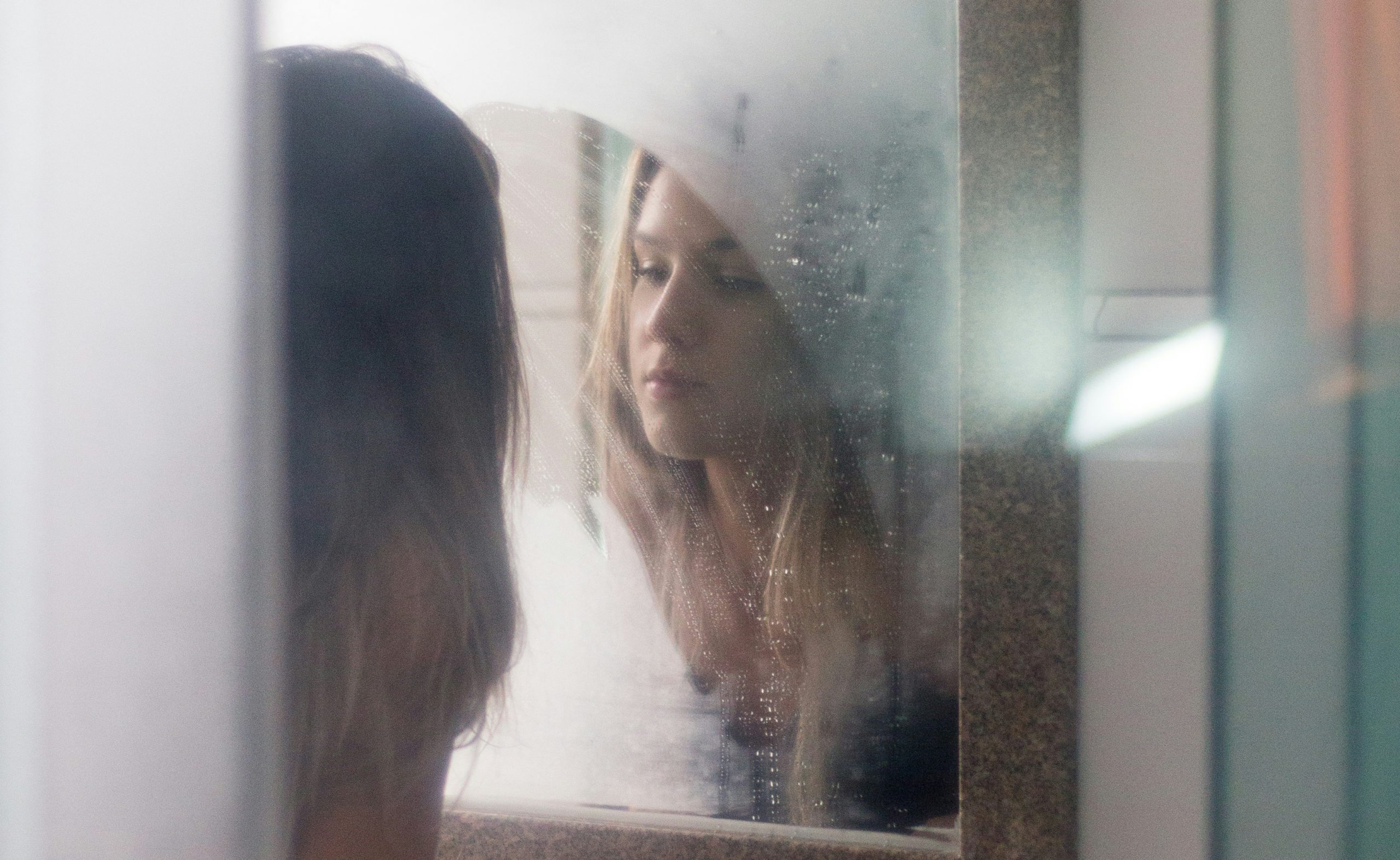 Το μυστικό για να μην θολώνουν τα τζάμια και οι καθρέφτες βρίσκεται στην κουζίνα σας