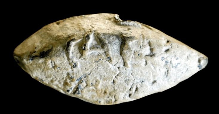 Το βλήμα σφεντόνας από μόλυβδο με την επιγραφή του ονόματος του Ιούλιου Καίσαρα και της αρχαίας πόλης Ipsca ανακαλύφθηκε στην ύπαιθρο της Μοντίγια