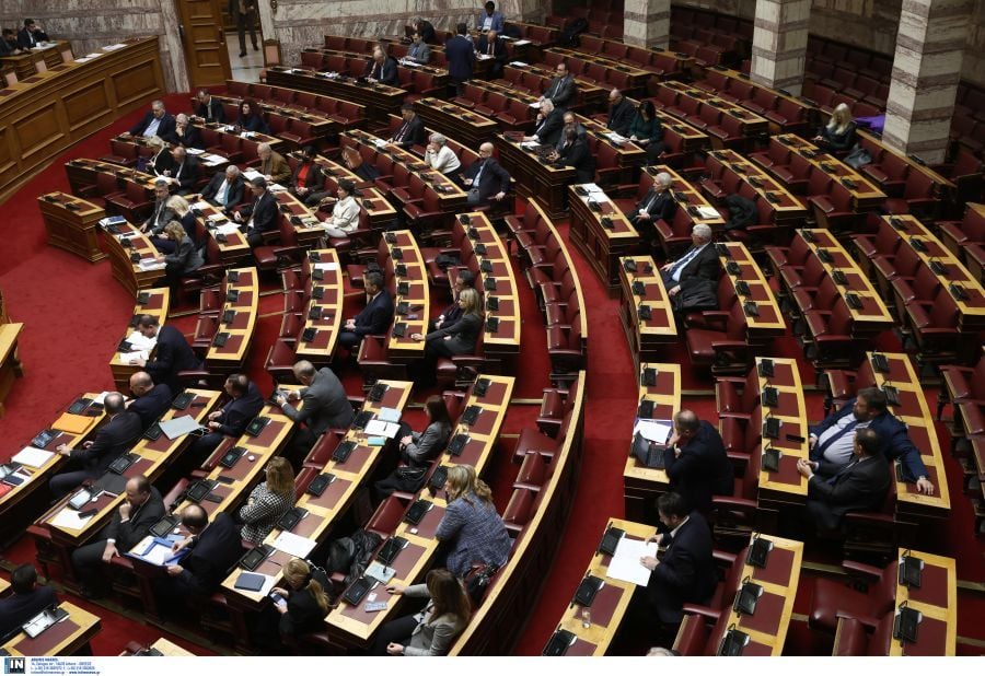 Βουλή – Επιστολική ψήφος: Ενστάσεις αντισυνταγματικότητας από τέσσερα κόμματα της αντιπολίτευσης