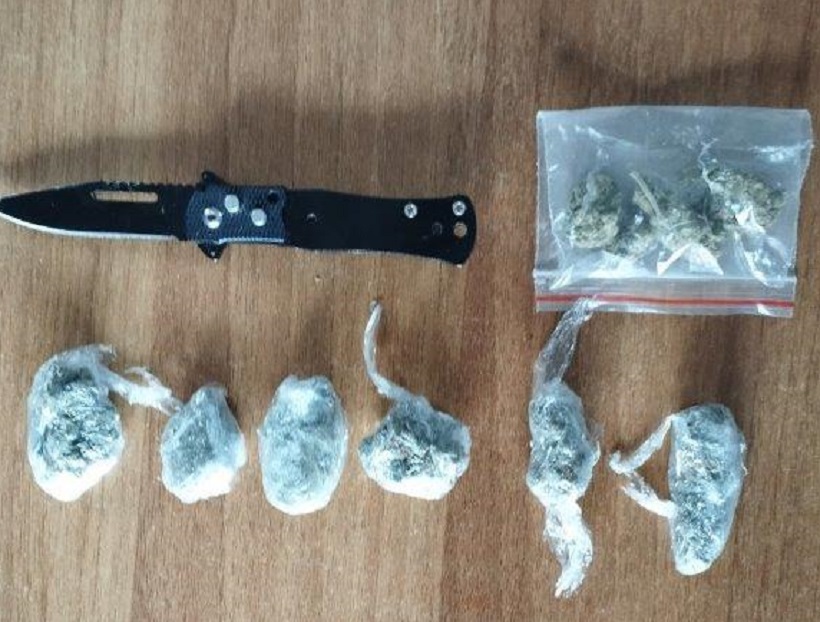 Βουλιαγμένη: Χειροπέδες σε δύο 17χρονους που είχαν κρύψει συσκευασίες κάνναβης σε λούτρινη κούκλα – Συνελήφθησαν και οι γονείς τους