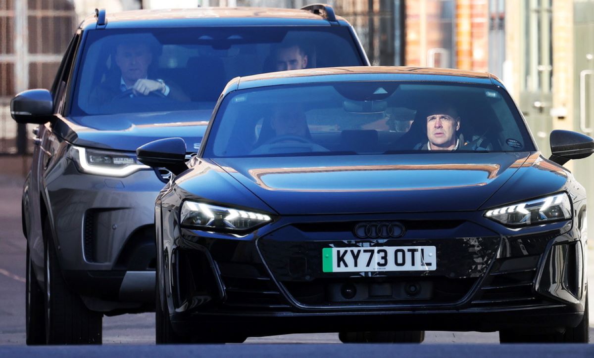 Ο πρίγκιπας Ουίλιαμ φεύγει από το νοσοκομείο όπου νοσηλεύεται η Κέιτ Μιντλετον