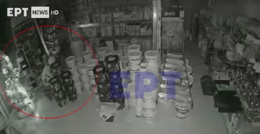 Ωρωπός: Καρέ καρέ η δράση διαρρήκτη που είχε ρημάξει καταστήματα, εκκλησίες και σχολεία - Βίντεο ντοκουμέντο