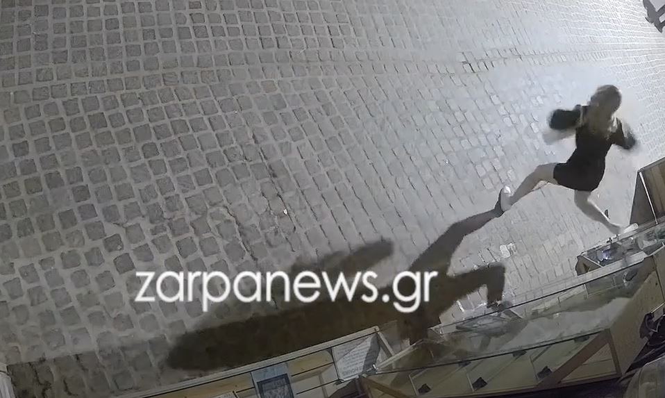 Χανιά: Έξαλλη «καρατέκα» τα βάζει με βιτρίνα και… ευτυχώς χάνει – ΒΙΝΤΕΟ