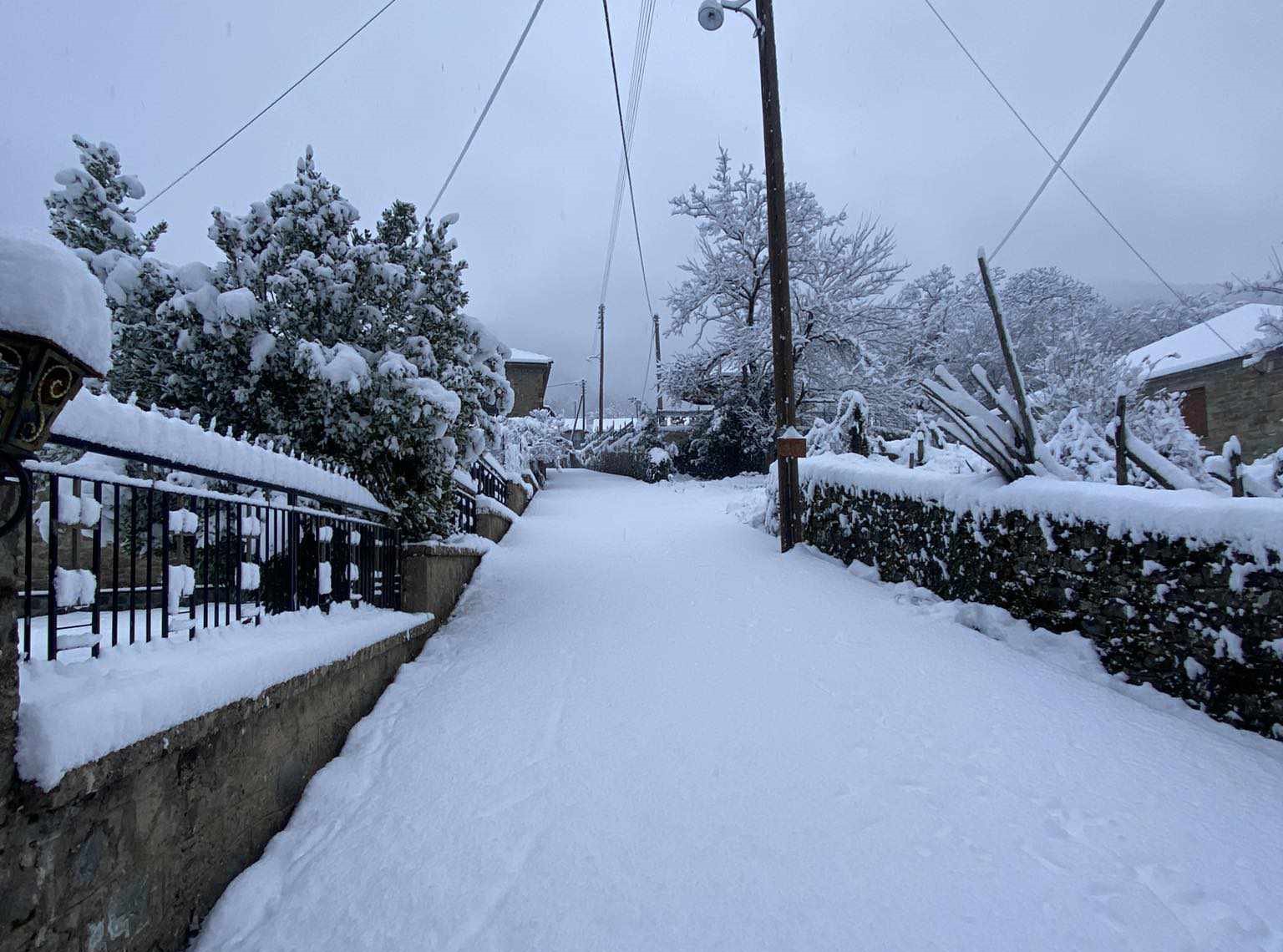 Ανατολικό Ζαγόρι: Περιπέτεια για 5 Θεσσαλονικείς που εγκλωβίστηκε το αυτοκίνητό τους στο χιόνι