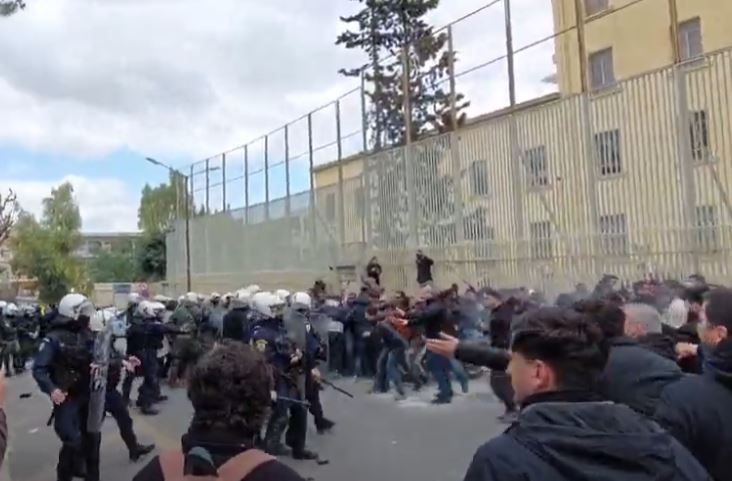 Ζωγράφου: Ένταση με χημικά και κρότου λάμψης έξω από το ΑΤ μετά την έξωση της Ιωάννας Κολοβού