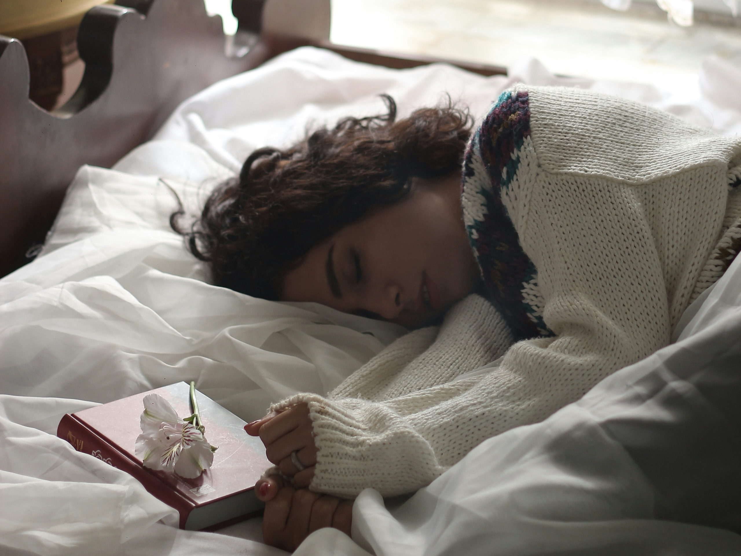 5 τρόποι για να ζεσταθείτε και να κοιμηθείτε άνετα το χειμώνα, σύμφωνα με ειδικό ύπνου