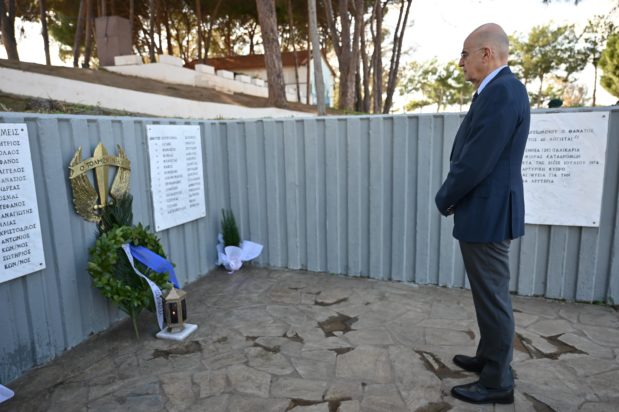 ίμησε τους πεσόντες του Noratlas του 1974 στην Κύπρο ο Νίκος Δένδιας