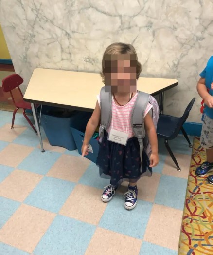 Το παιδί σε ηλικία 3 ετών ντυμένο με ρούχα για κορίτσια. Στο σχολείο αποκαλούσαν το παιδί Ρούμπι Ρόουζ. 