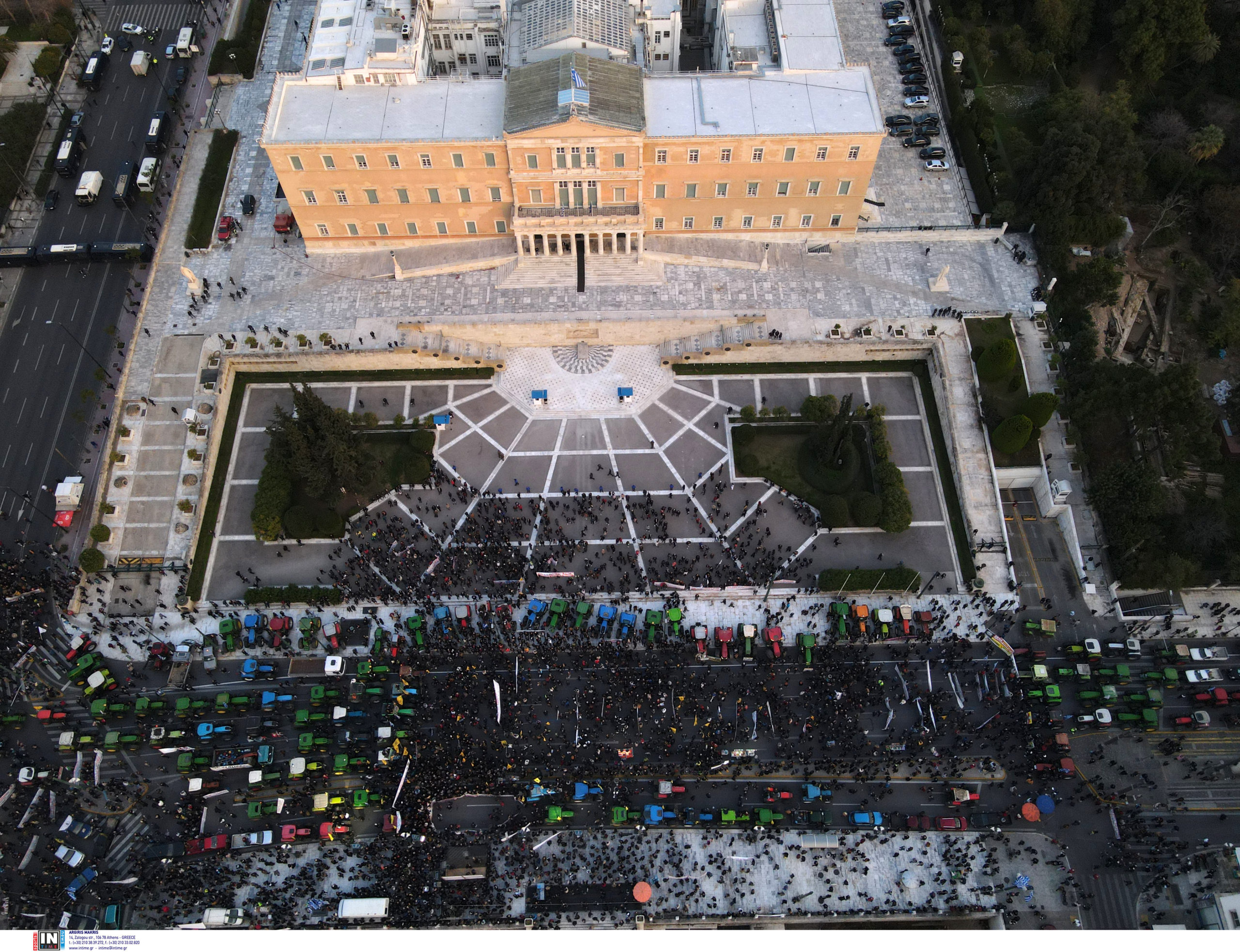 Αγρότισσες στην πρώτη γραμμή των κινητοποιήσεων με τα τρακτέρ τους στην Αθήνα